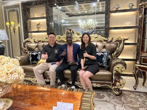 African Customers Visit The Luxury Exhibition Hall Of James Bond Furniture